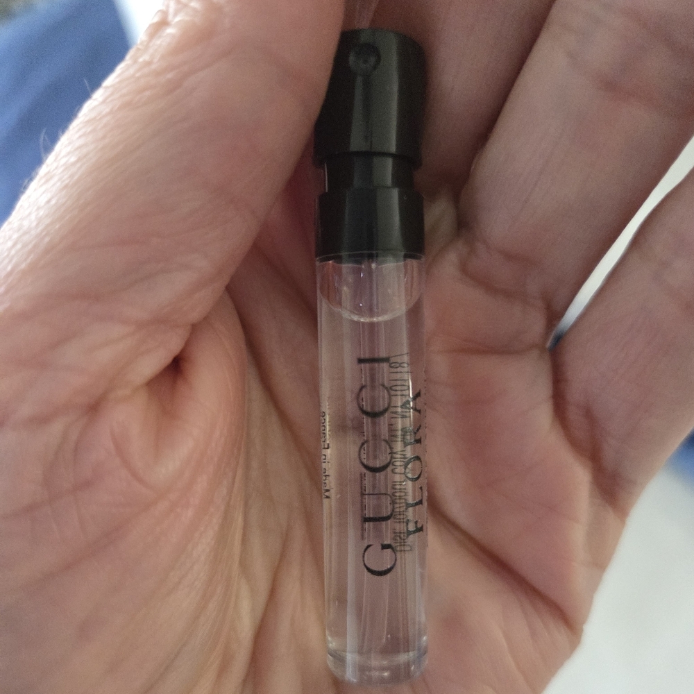 Gucci Flora Gorgeous Gardenia Mini Version Plus Sample - Picture 4 of 4
